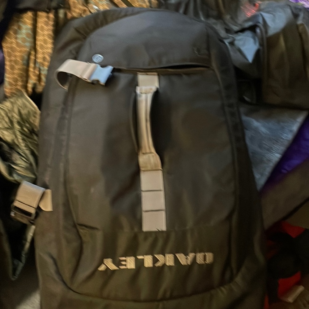 Oakley roller bag